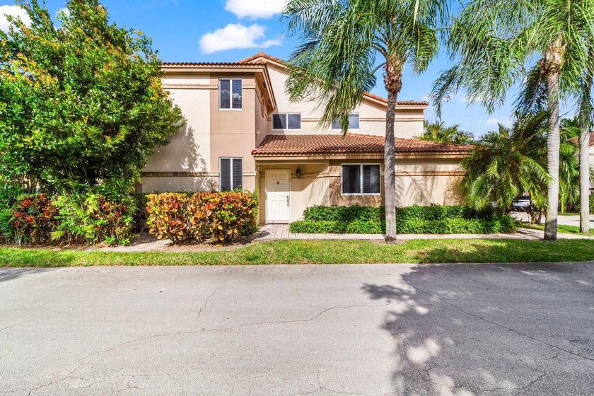 Behind the gates of Boca Pointe, this 3BR/3BA corner townhome - photo 4