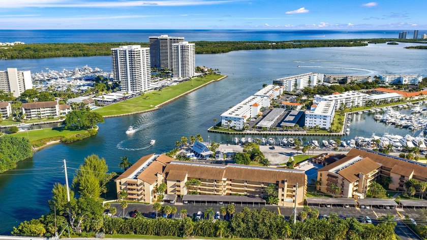 Meticulously maintained North Palm Beach waterfront gem in the - photo 3