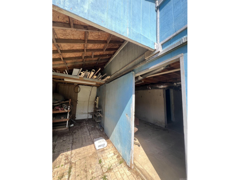Lakefront fixer-upper with incredible potential! Prime location - photo 11