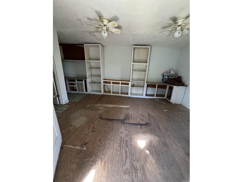 Lakefront fixer-upper with incredible potential! Prime location - photo 14