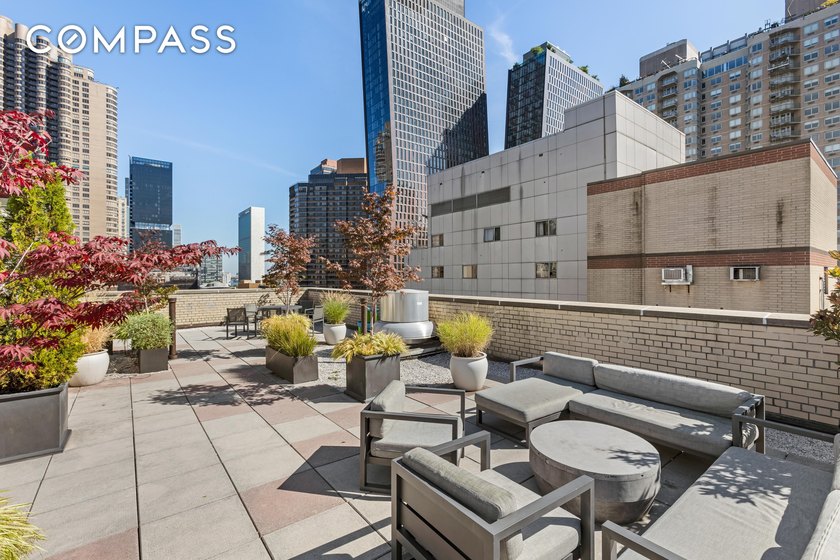 Enjoy sophisticated city living in this spacious and freshly - photo 9