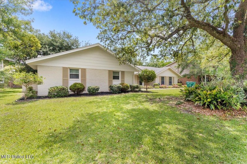 Welcome to this spacious and beautifully appointed 4-bedroom - photo 2