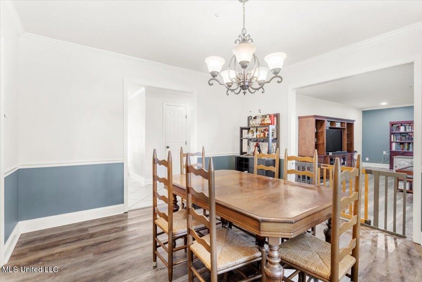 Welcome to this spacious and beautifully appointed 4-bedroom - photo 7