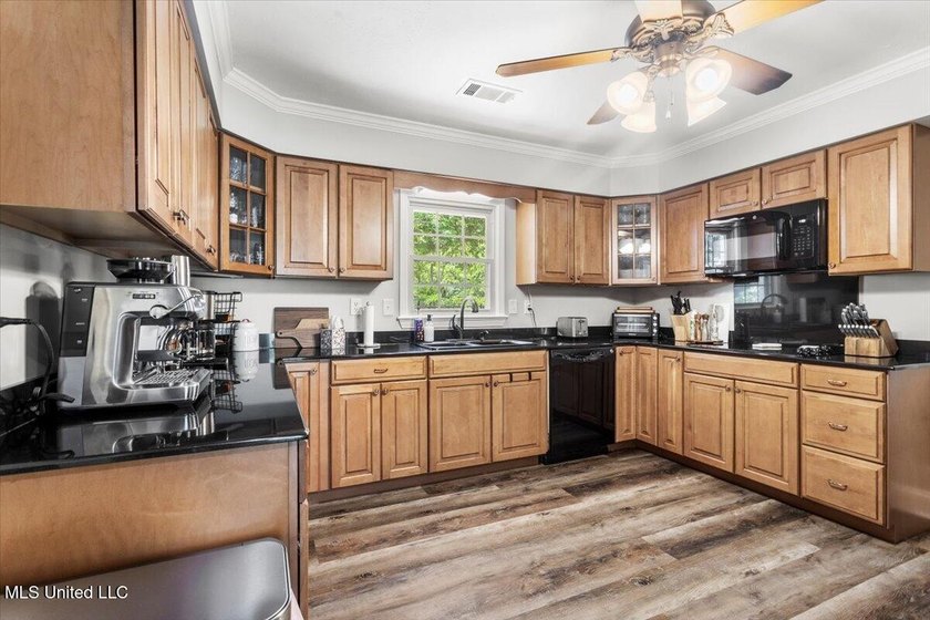 Welcome to this spacious and beautifully appointed 4-bedroom - photo 9