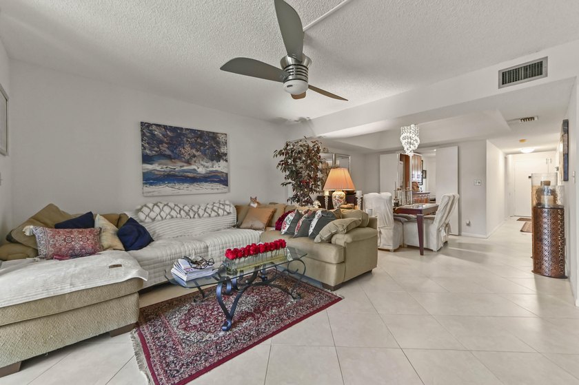 Welcome to this charming 2-bedroom, 2-bathroom condominium - photo 3