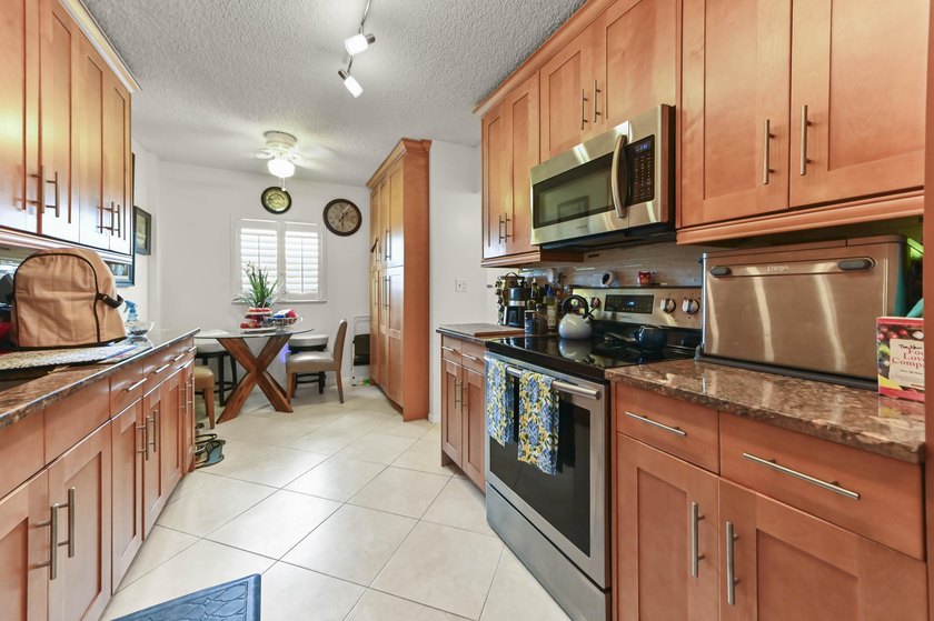 Welcome to this charming 2-bedroom, 2-bathroom condominium - photo 7