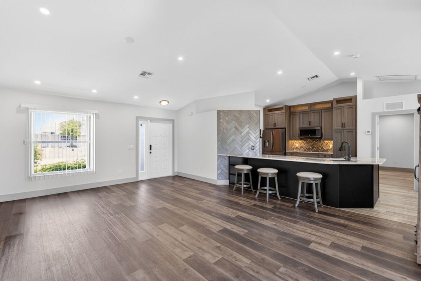 Beautifully updated home in desirable SE Cape Coral w/NO HOA! - photo 11