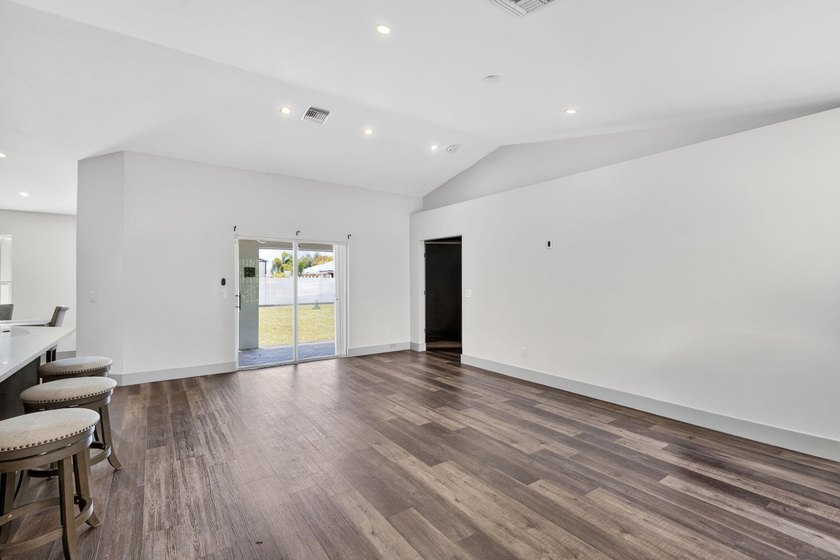Beautifully updated home in desirable SE Cape Coral w/NO HOA! - photo 12