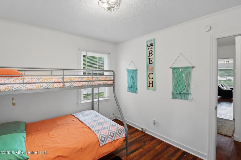 Beach Cottage Charm! Don't miss this adorable, move-in-ready - photo 16
