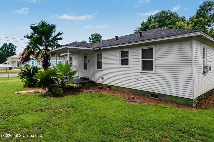 Beach Cottage Charm! Don't miss this adorable, move-in-ready - photo 23