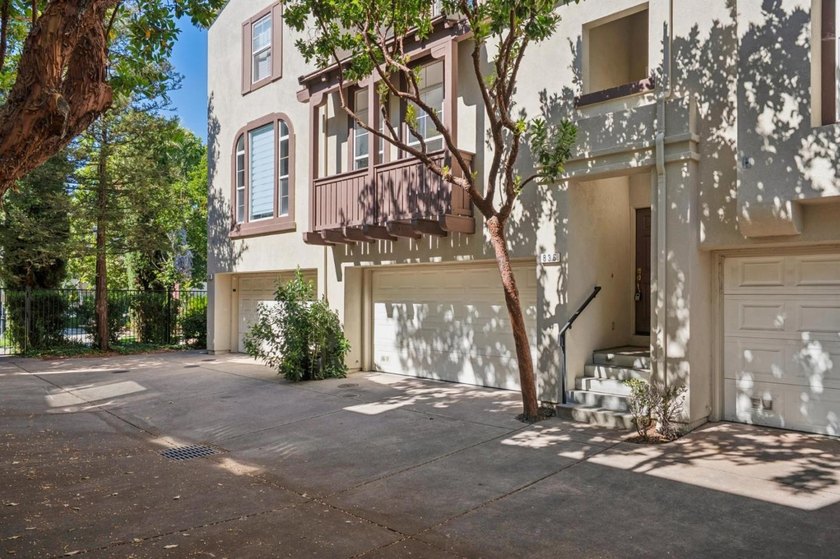 Gorgeous Remodeled Townhome - The Large Model at Parc Metro - - photo 3