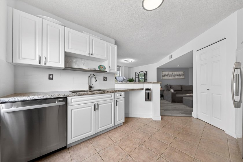 Beautifully Remodeled Corner Unit - Close to Las Olas The - photo 12