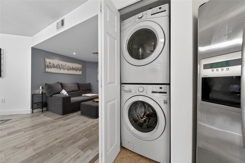 Beautifully Remodeled Corner Unit - Close to Las Olas The - photo 13