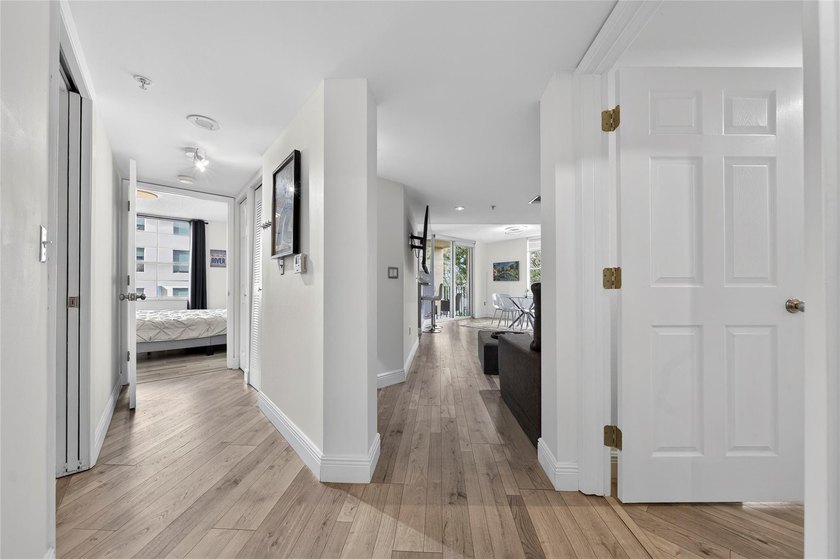 Beautifully Remodeled Corner Unit - Close to Las Olas The - photo 14