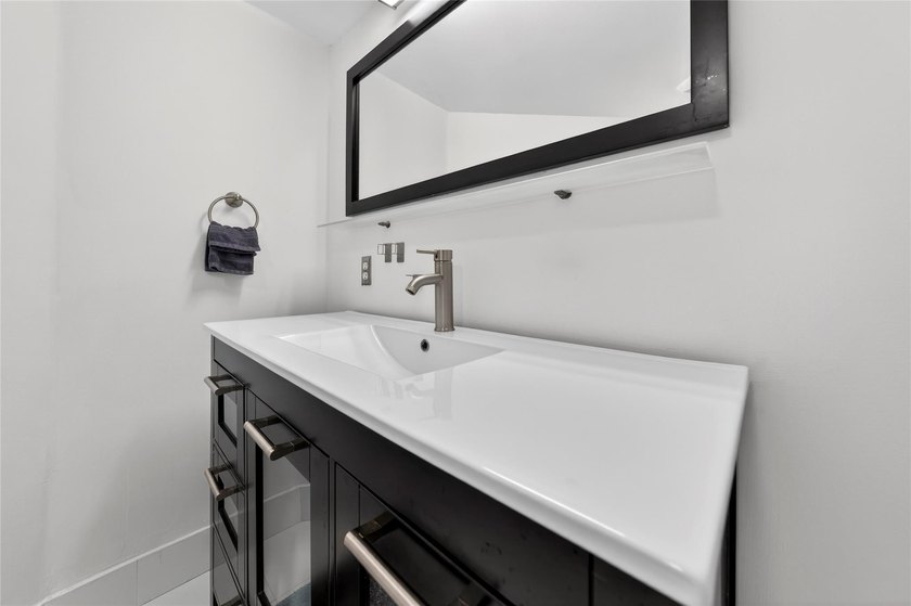 Beautifully Remodeled Corner Unit - Close to Las Olas The - photo 18