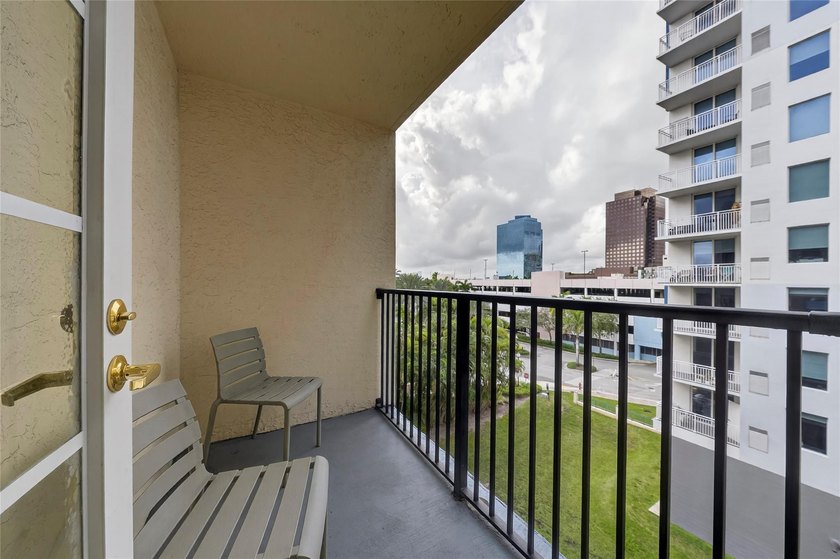 Beautifully Remodeled Corner Unit - Close to Las Olas The - photo 25