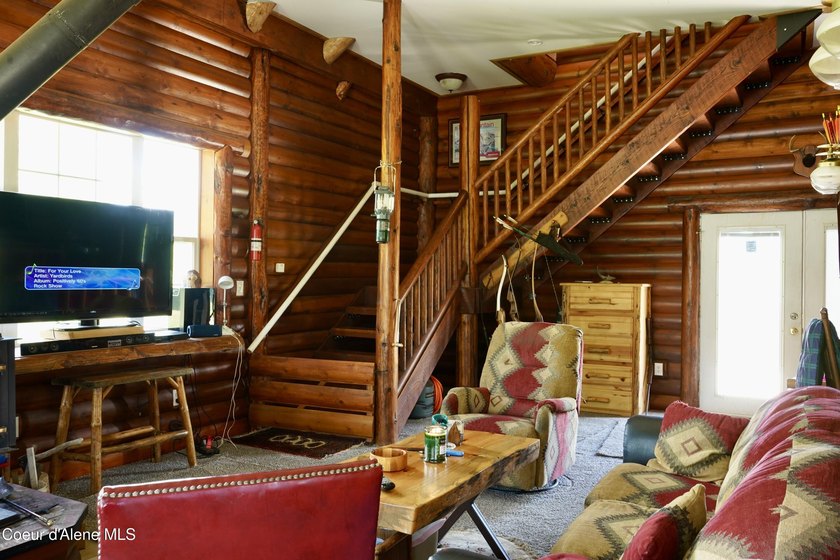 Mountain top retreat! Off-grid log cabin - 30 acres - Three - photo 33