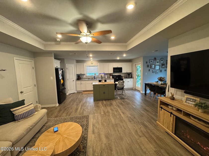 This well - maintained home offers a comfortable and inviting - photo 4