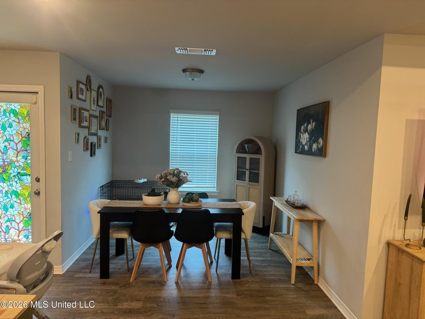 This well - maintained home offers a comfortable and inviting - photo 5
