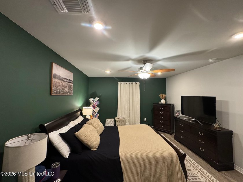 This well - maintained home offers a comfortable and inviting - photo 6