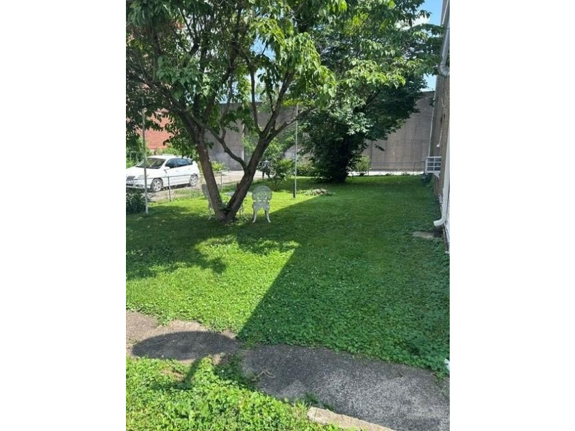 Characteristic Row House with shaded side lawn and off street - photo 14