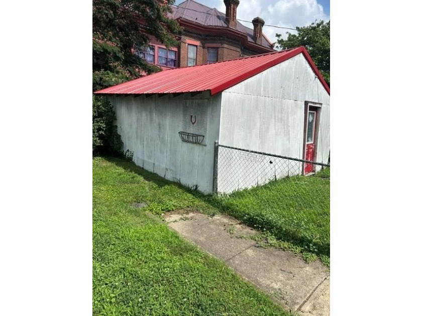 Characteristic Row House with shaded side lawn and off street - photo 15