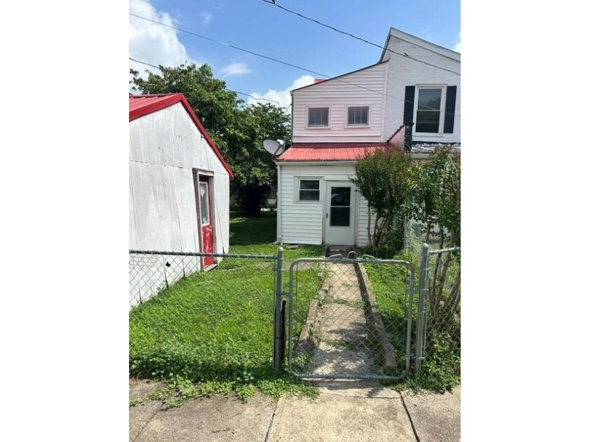 Characteristic Row House with shaded side lawn and off street - photo 16