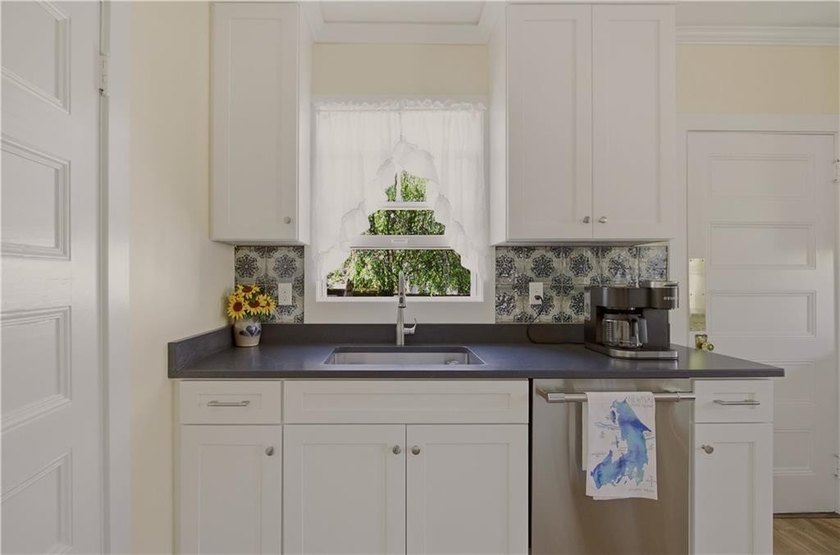 Beautifully restored Colonial blending Newport's timeless - photo 16
