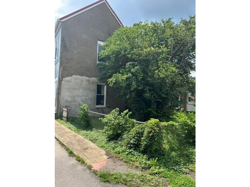 Characteristic Row House with shaded side lawn and off street - photo 18