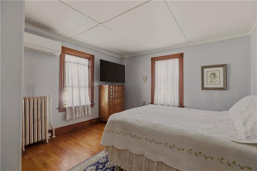 Beautifully restored Colonial blending Newport's timeless - photo 24