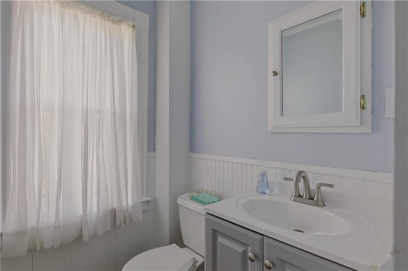 Beautifully restored Colonial blending Newport's timeless - photo 34