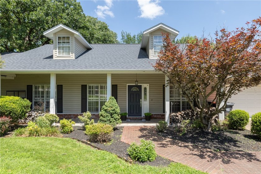 Welcome to 414 Oak Manor Circle, Springdale, AR 72764! This - photo 2