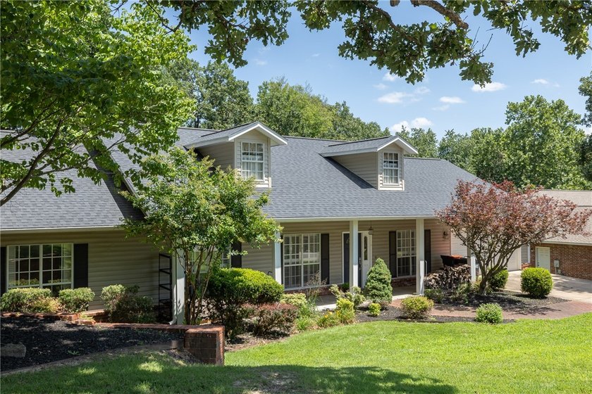 Welcome to 414 Oak Manor Circle, Springdale, AR 72764! This - photo 4