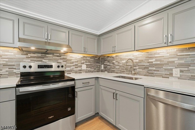 Private Retreat! This beautifully renovated cottage is tucked - photo 12