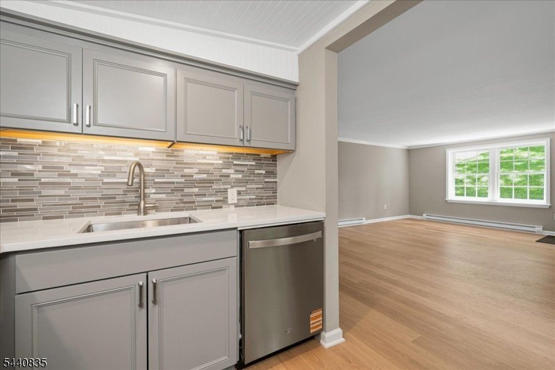 Private Retreat! This beautifully renovated cottage is tucked - photo 13