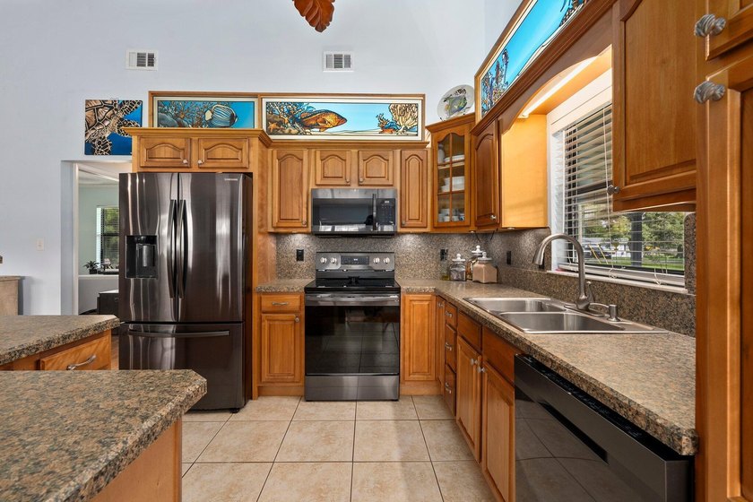 Old Florida Charm meets modern updates! This well-maintained - photo 3