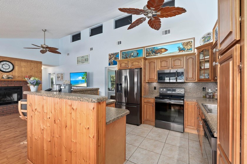 Old Florida Charm meets modern updates! This well-maintained - photo 4
