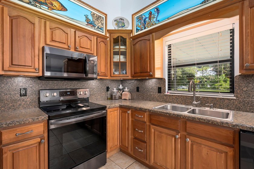 Old Florida Charm meets modern updates! This well-maintained - photo 5