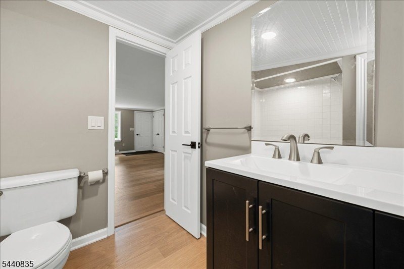 Private Retreat! This beautifully renovated cottage is tucked - photo 16