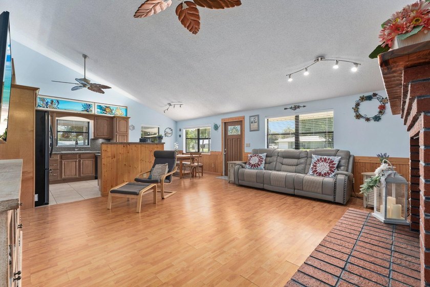 Old Florida Charm meets modern updates! This well-maintained - photo 8