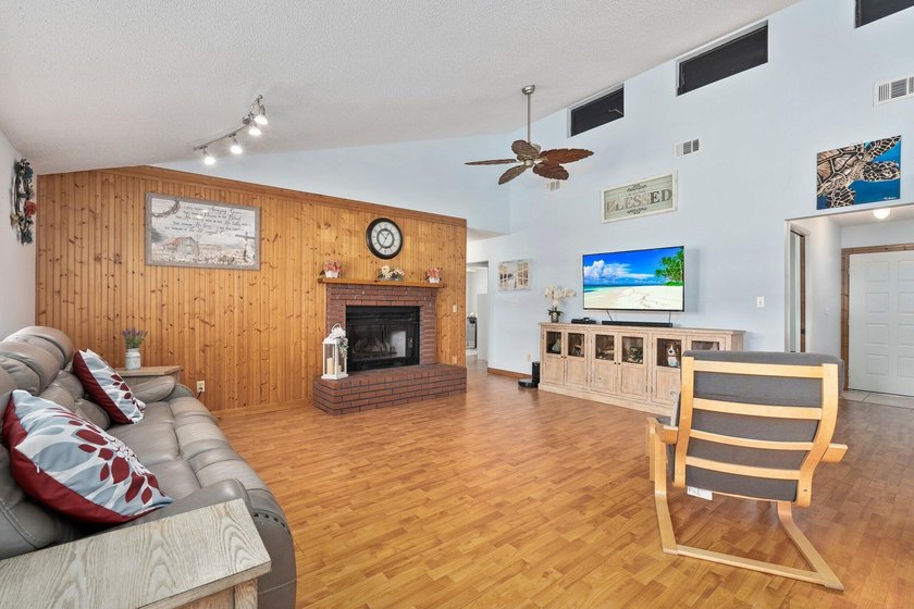 Old Florida Charm meets modern updates! This well-maintained - photo 9