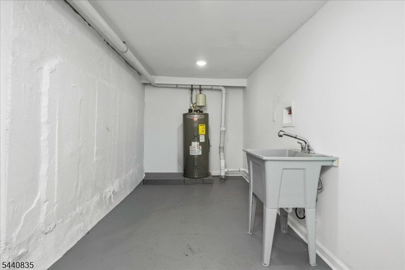 Private Retreat! This beautifully renovated cottage is tucked - photo 22