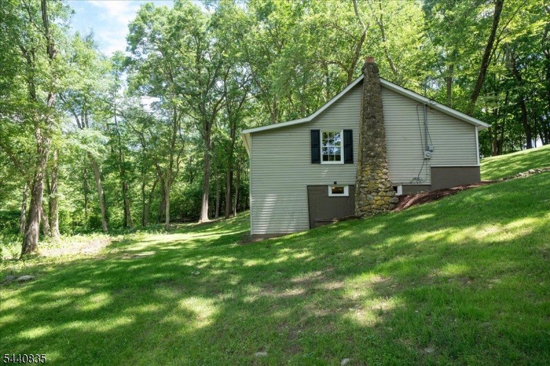 Private Retreat! This beautifully renovated cottage is tucked - photo 24