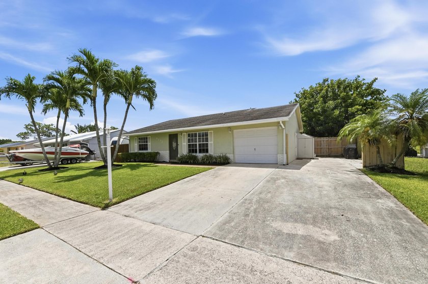 Welcome to 4732 Carthage Circle South, a charming three-bedroom - photo 2