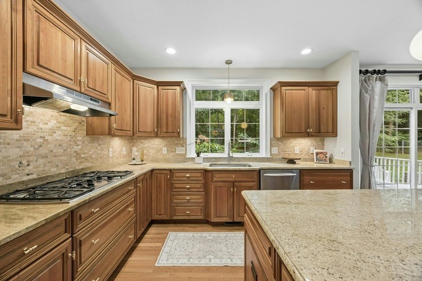 NEIGHBORHOOD SETTING WITH COMMUTER CONVENIENCE! This - photo 3