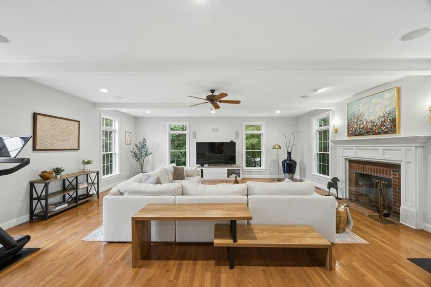 NEIGHBORHOOD SETTING WITH COMMUTER CONVENIENCE! This - photo 9