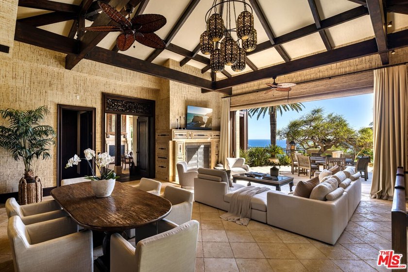 Set on a dramatic bluff of only 14 homes overlooking the Pacific - photo 8