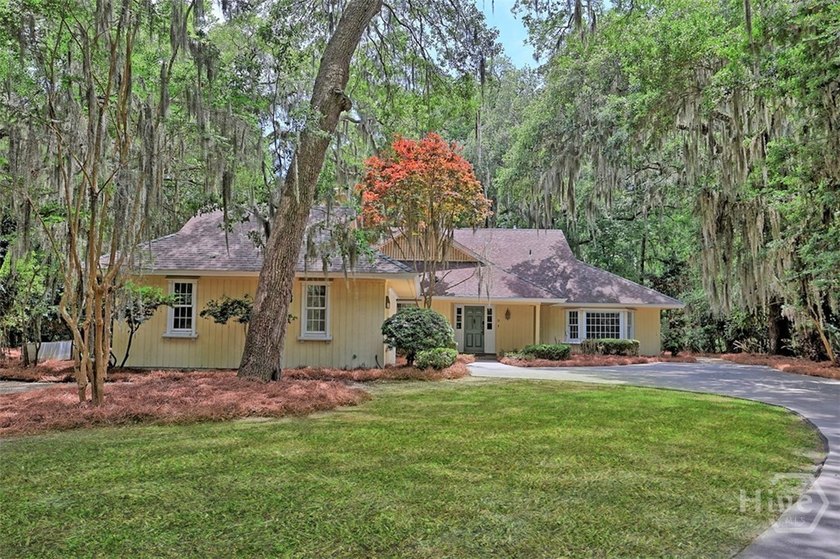 Welcome to this beautiful, spacious home in the prestigious - photo 2