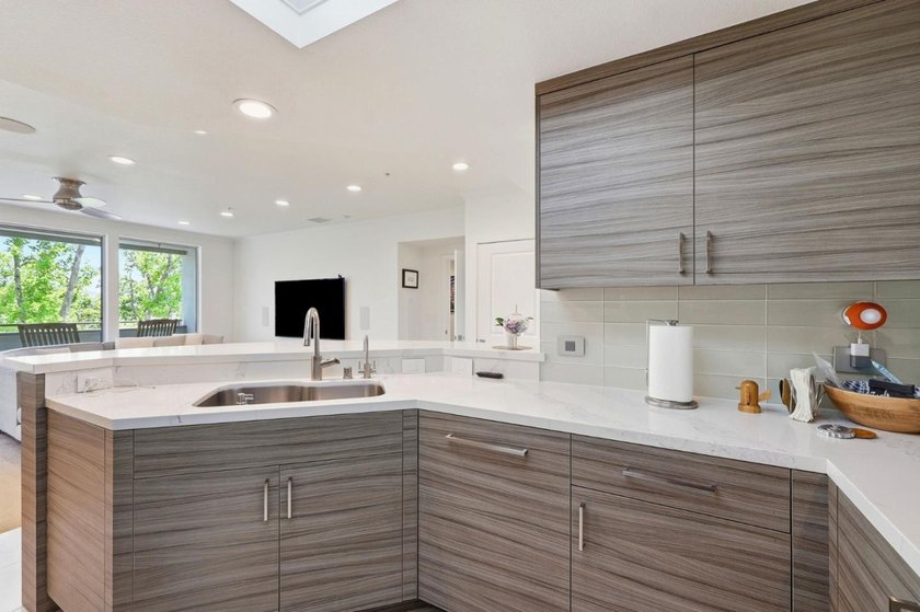 Absolutely stunning 1,563 sq. ft. condo in the heart of Downtown - photo 9