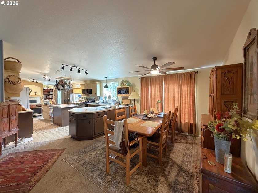 This spacious 1,620 sq ft manufactured home offers easy - photo 10